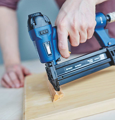 Paggamit ng pneumatic nail gun.